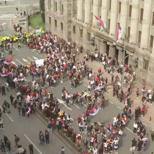 Sute de mii de oameni protestează în Belgrad împotriva președintelui Vucic