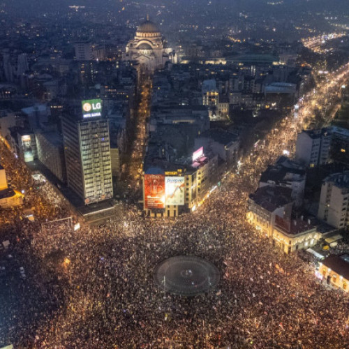 Guvernul sârbu acuzat de utilizarea unei arme sonore împotriva protestatarilor