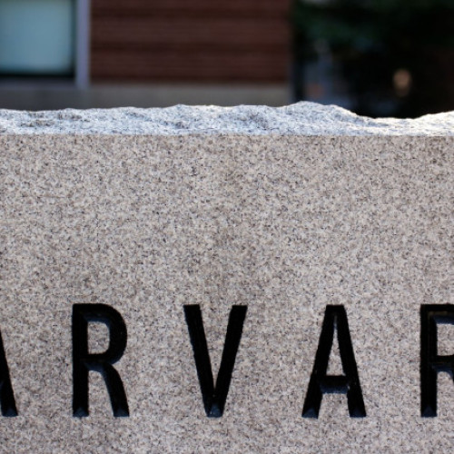 Ambasada României la Washington monitorizează situația studenților români de la Harvard