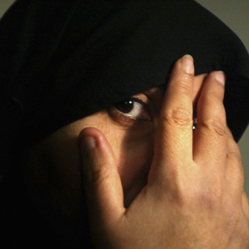 Iranul suspendă aplicarea legii privind hijabul