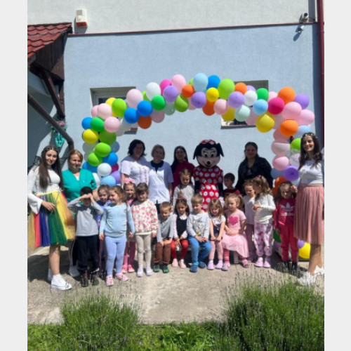 Ziua internațională a copilului a fost sărbătorită și în acest an în orașul Stei, potrivit crisana.ro. Primăria și Consiliul Local au organizat mai multe evenimente dedicate celor mici, în colaborare cu școlile și grădinițele din zonă. La sfârșitul săptămânii trecute, pe strada Unirii, s-au desfășurat alergări pentru copii de diferite vârste, în cadrul “Crosului copiilor”. Potrivit sursei menționate, printre cei mai “curajoși” au fost și doi micuți de sub doi ani, care au atras atenția tuturor. Participanții au fost apreciati pentru efortul lor, iar la final au primit diplome și dulciuri, iar toți au fost declarați câștigători.