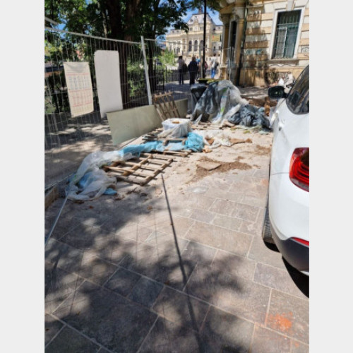 Palatul Levay din Oradea, o clădire emblematică a orașului, a rămas aproape nealterată după ce firma de construcții Avasi Prodcom a abandonat lucrările. Potrivit crisana.ro, după un an de la începerea reparațiilor, firma s-a retras, lăsând clădirea în aceeași stare în care a fost preluată, cu schele și mormane de moloz pe domeniul public.
