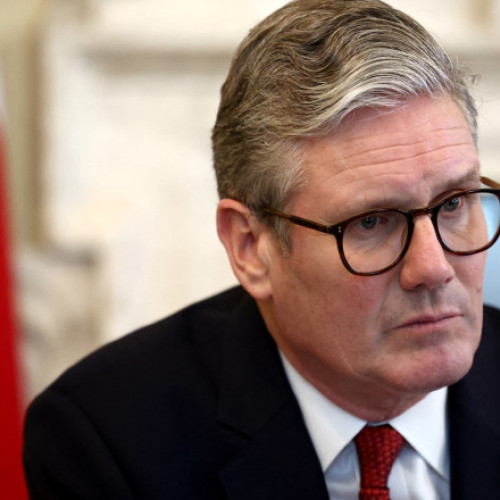 Regatul Unit își va intensifica eforturile de apărare, ca răspuns la amenințarea reprezentată de Rusia, afirmă premierul britanic Keir Starmer. Potrivit Reuters, acesta a subliniat luni că Londra nu poate ignora pericolul ruso-ucrainean, mai ales după evenimentele din Ucraina din ultimii trei ani. Starmer a declarat pentru BBC: „Nu putem ignora amenințarea pe care o reprezintă Rusia. Vedem ce s-a întâmplat în Ucraina începând de acum trei ani”.