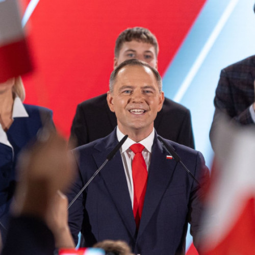 Karol Nawrocki, câștigătorul alegerilor prezidențiale din Polonia, a fost felicitat de mai mulți lideri europeni, potrivit digi24.ro. Conform sursei, președinta Comisiei Europene, Ursula von der Leyen, a transmis un mesaj de felicitare lui Nawrocki și și-a exprimat convingerea că Uniunea Europeană va continua colaborarea foarte bună cu Polonia. Într-o postare pe platforma X, Von der Leyen a spus: &quot;Sunt încrezătoare că UE va continua cooperarea foarte bună cu Polonia. Împreună suntem mai puternici în comunitatea noastră a păcii, democratiei și valorilor.&quot;