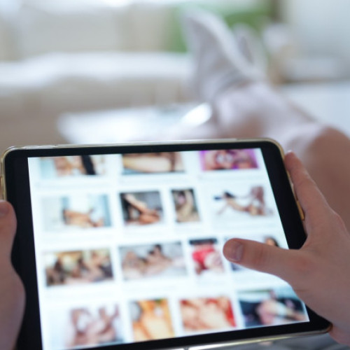 Compania patronată de Aylo, care deține platformele Pornhub, Redtube și YouPorn, va opri furnizarea de conținut pentru adulți în Franța, ca răspuns la noile măsuri guvernamentale de verificare a vârstei utilizatorilor. Potrivit digi24.ro, această decizie va intra în vigoare în această după-amiază. Platformele vor afișa un mesaj pentru utilizatorii francezi, explicând că nu doresc să pună în pericol confidențialitatea utilizatorilor, conform unor declaratii oficiale.