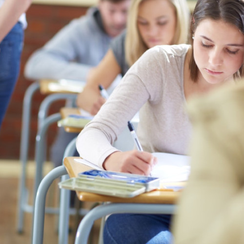 Video Profesoară acuzată că folosește dispozitive de bruiaj la examene, pentru ca studenții să nu copieze. Cum s-a descoperit totul